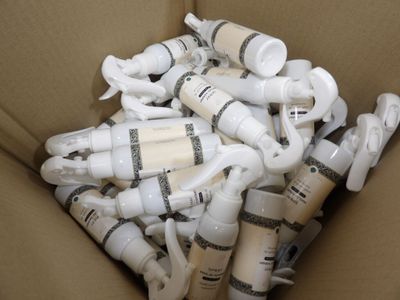 une boîte en carton remplie de nombreuses ampoules de différents types