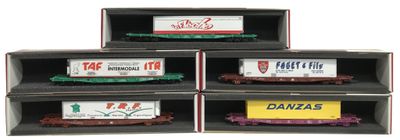 trois wagons dans une boîte, exposés dans une vitrine