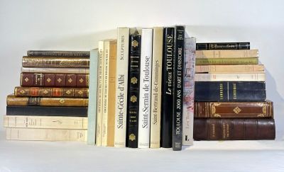 un grand nombre de livres empilés les uns sur les autres