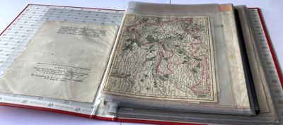 un livre sur lequel figure l'image d'une carte