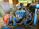 une photo d'un gros moteur bleu dans un garage