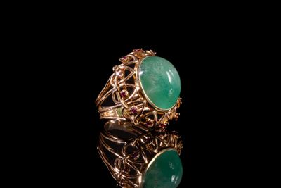 l'image d'une bague en or ornée d'une pierre verte