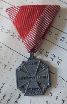 Autriche : croix pour la troupe, métal blanc.