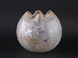 un vase en verre orné de fleurs peintes sur fond noir