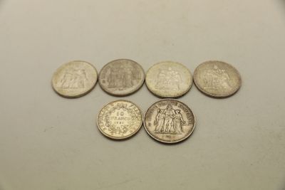 six pièces différentes posées les unes à côté des autres sur une table