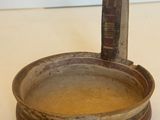 un petit bol avec un couvercle posé sur une table
