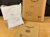 une boîte amazon posée sur une table en bois à côté d'un sac