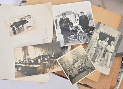 une pile de vieilles photos d'hommes et de femmes en uniforme militaire