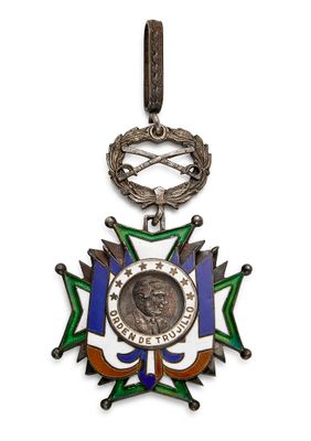 gros plan d'une médaille sur fond blanc