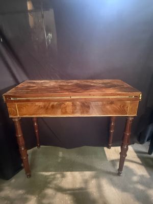 une petite table en bois surmontée d'un tiroir