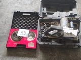 une caisse à outils avec des outils à l'intérieur sur le sol