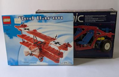 deux boîtes de legos sont posées l'une à côté de l'autre sur une surface blanche