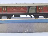un train miniature posé sur une boîte
