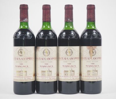 trois bouteilles de vin sont alignées sur une surface blanche