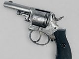 gros plan d'un revolver sur une surface blanche