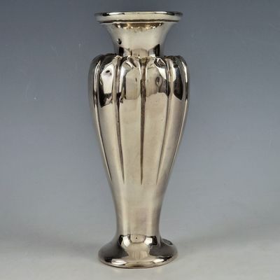 un vase en argent posé sur une table