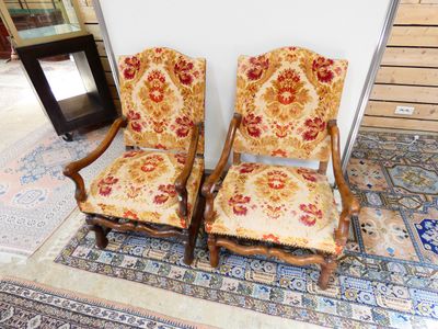 two chairs that are sitting next to each other on a rug