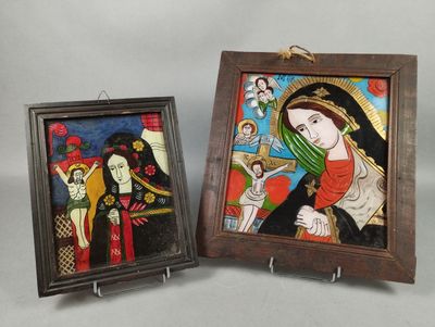 deux tableaux encadrés représentant la Vierge Marie et Jésus, posés sur une table