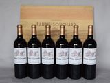 six bouteilles de vin rouge devant une caisse en bois