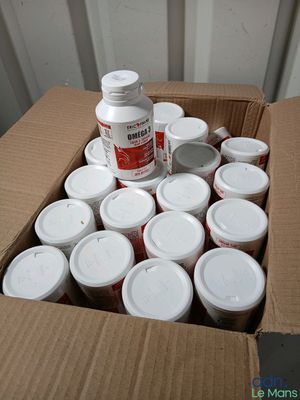 une boîte en carton remplie de comprimés et un flacon de médicament