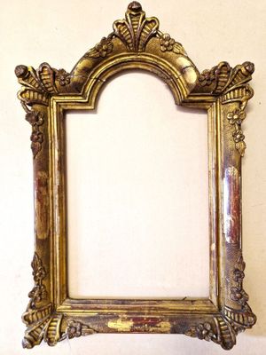 a picture of a gold picture frame hanging on a wall