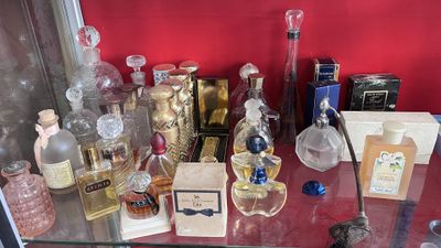une vitrine en verre sur laquelle sont disposées de nombreuses bouteilles différentes
