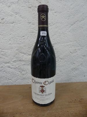 une bouteille de vin posée sur une table