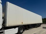 un camion blanc garé sur le bord de la route