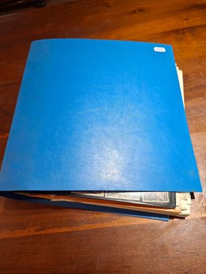 un dossier bleu posé sur une table en bois