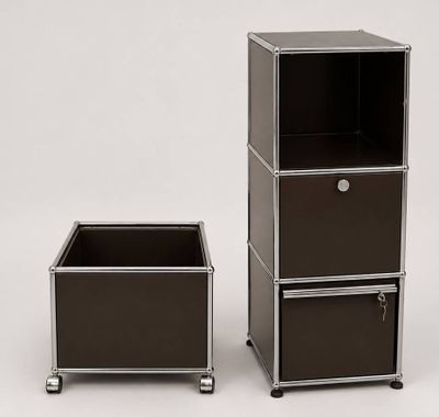 deux boîtes noires posées l'une à côté de l'autre sur une surface blanche
