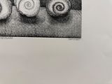 une photo représentant un dessin de trois spirales sur une feuille de papier