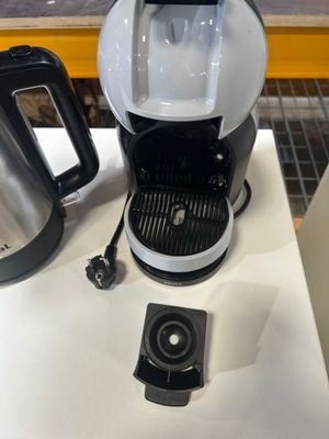 une cafetière et une tasse à café posées sur une table