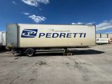 une photo d'un semi-remorque garé sur un parking