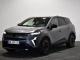 un SUV Toyota C-HR gris garé dans un showroom