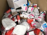 une boîte en carton remplie d'objets divers qui s'y trouvent