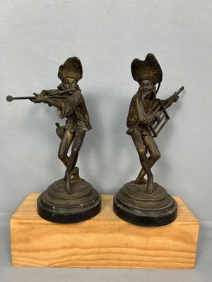 paire de figurines en bronze représentant des soldats armés, sur un socle en bois