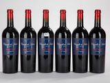 six bouteilles de vin rouge alignées