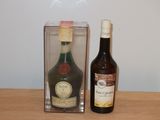 une bouteille de vin à côté d'une autre bouteille de vin sur une table