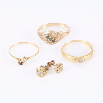 trois bagues en or et une paire de boucles d'oreilles