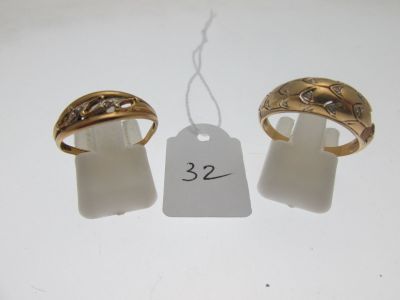 deux bagues en or et une bague sur fond blanc