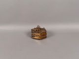 une image représentant une bague en or surmontée d'une couronne