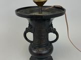 une lampe posée sur une table