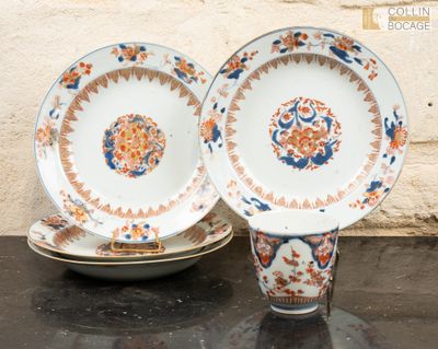 deux assiettes posées sur une table