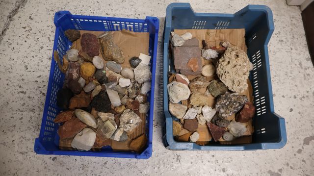 Lot de deux caisses de minéraux diverses