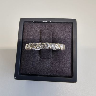 une photo d'une bague en diamant dans un écrin noir