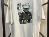 un t-shirt blanc avec l'image d'un homme portant un casque