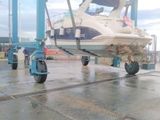 un bateau soulevé par une grue sur un quai