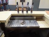 une photo d'un évier sur lequel sont disposés plusieurs robinets à bière