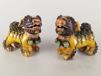 paire de figurines chinoises anciennes « foo foo foo » sur fond blanc