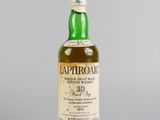 une bouteille de whisky Laphroaig sur fond gris
